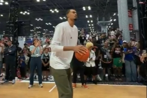 没荒废！文班亚马参加活动秀投篮 三分5投全中&Logo超远差一点
