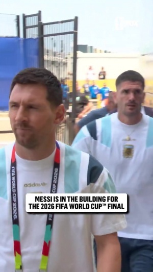决赛在即！阿根廷全队乘大巴抵达球场，梅西和德保罗交谈露出笑容